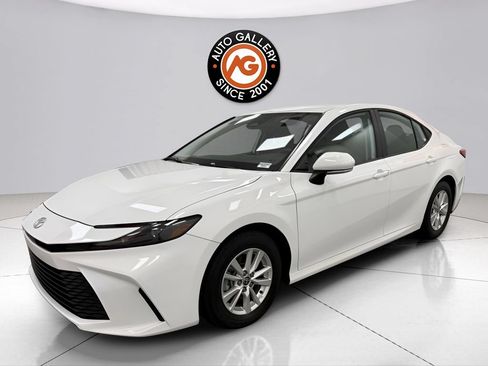 Used 2025 Toyota Camry LE FWD image 8
