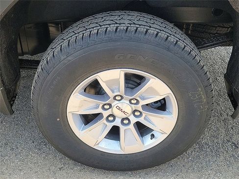 New 2026 GMC Sierra 1500 SLE w/ Preferred Package image 10