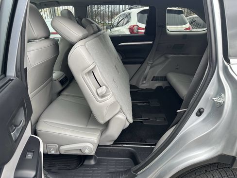 Used 2018 Toyota Highlander XLE image 19