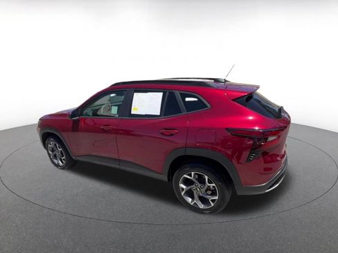 Used 2025 Chevrolet Trax LT FWD image 10