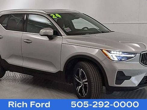Used 2024 Volvo XC40 B5 Core image 1
