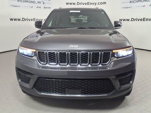 Used 2024 Jeep Grand Cherokee Laredo w/ Luxury Tech Group I AWD/4WD image 2