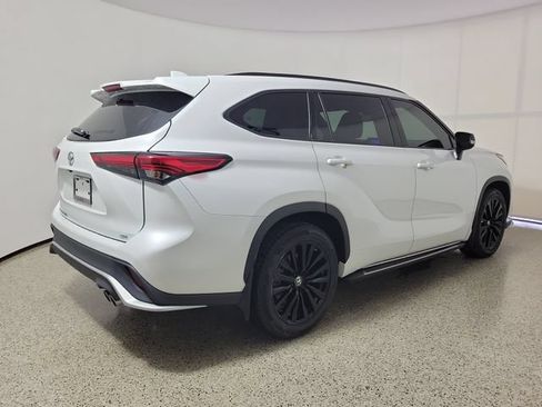 Used 2023 Toyota Highlander XSE FWD image 5