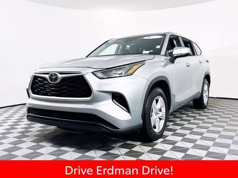 Used 2023 Toyota Highlander FWD image 3