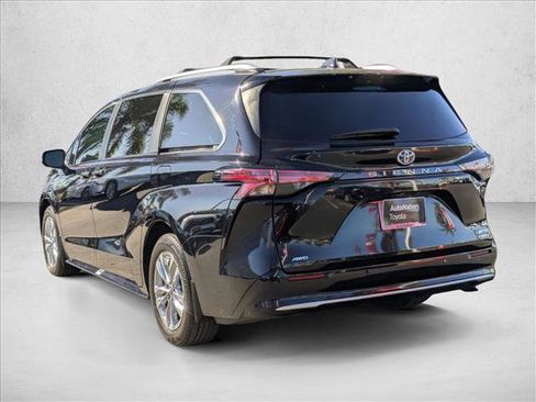 Used 2024 Toyota Sienna Limited image 8