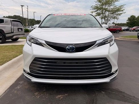 Used 2023 Toyota Sienna Limited FWD image 4