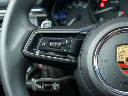 Certified 2025 Porsche Macan AWD/4WD image 28