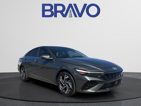 Used 2025 Hyundai Elantra Limited image 7