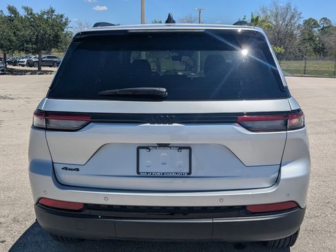 Used 2025 Jeep Grand Cherokee Altitude image 5