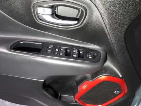 Used 2018 Jeep Renegade Trailhawk image 12