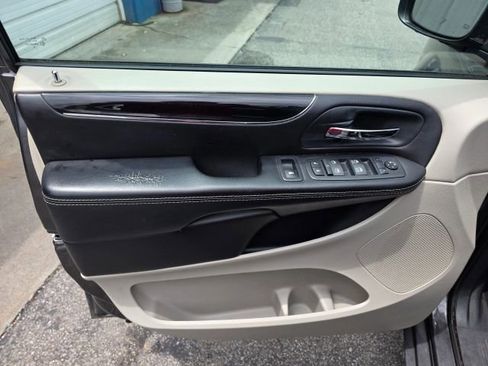 Used 2016 Dodge Grand Caravan SE FWD image 11