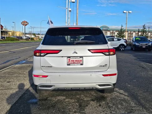 Used 2023 Mitsubishi Outlander SE image 6