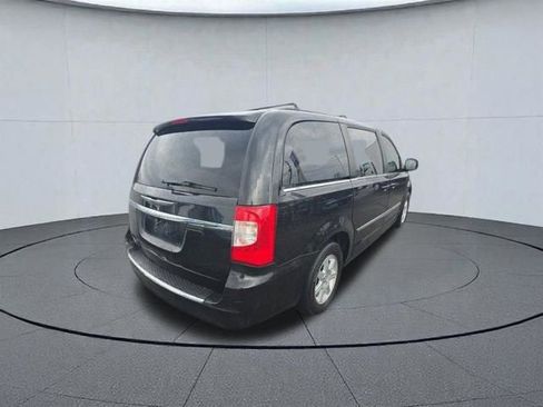 Used 2011 Chrysler Town & Country Touring FWD image 5