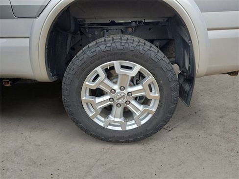 Used 2018 Nissan Titan SV w/ SV Convenience Package image 13