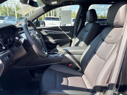 New 2025 Cadillac XT6 Luxury image 9