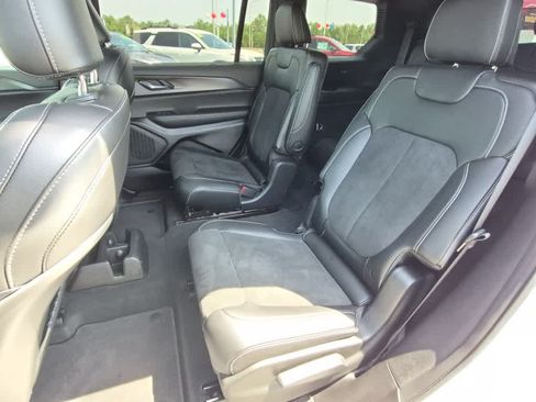 Used 2025 Jeep Grand Cherokee L Altitude AWD/4WD image 8