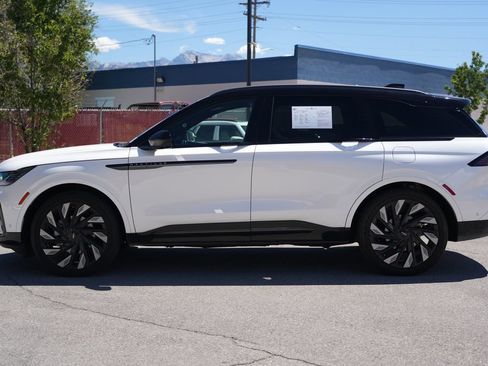 Used 2024 Lincoln Nautilus Reserve w/ Equipment Group 202A AWD/4WD image 2