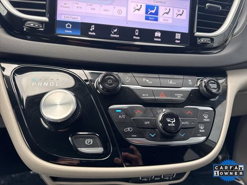 Used 2024 Chrysler Pacifica Touring-L image 25