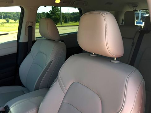 Used 2025 Nissan Pathfinder SL FWD image 13