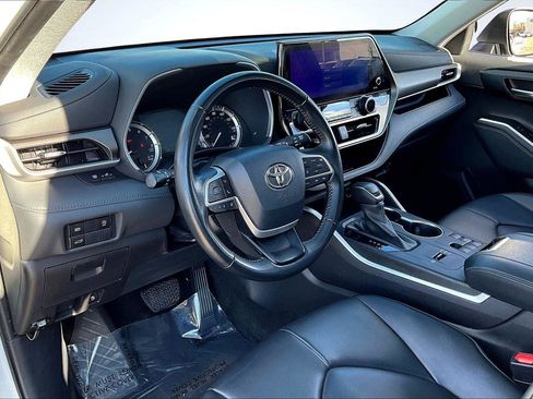 Used 2023 Toyota Highlander XLE image 14