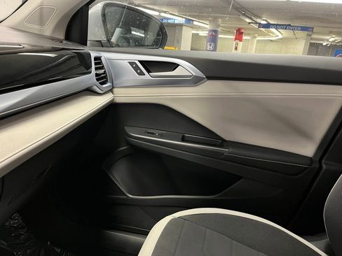 New 2025 Volkswagen Taos SE image 29