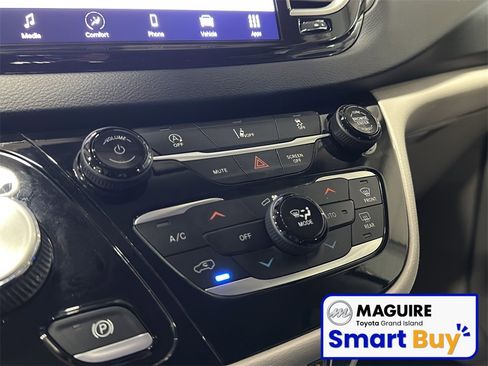 Used 2022 Chrysler Pacifica Touring-L image 18