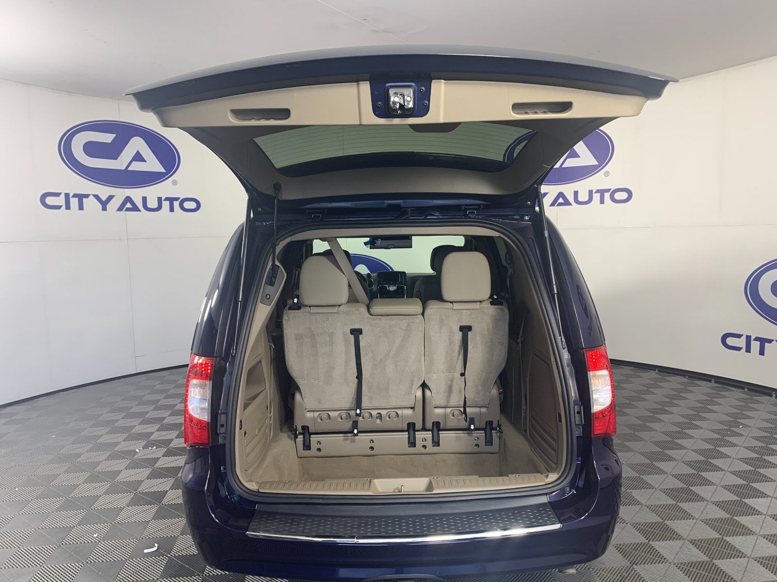 Used 2015 Chrysler Town & Country Touring w/ Trailer Tow Group FWD image 29