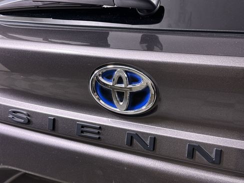 Used 2022 Toyota Sienna XLE image 68