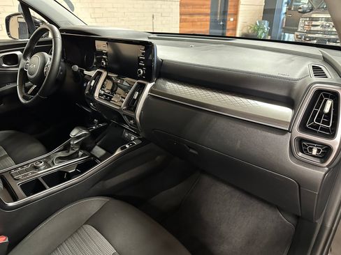 Used 2023 Kia Sorento LX AWD/4WD image 17