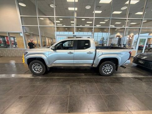 Used 2024 Toyota Tacoma Limited w/ Limited Package (LT) AWD/4WD image 7