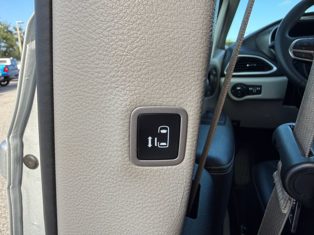 Used 2024 Chrysler Pacifica Touring-L FWD image 15