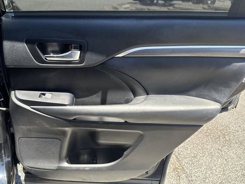 Used 2019 Toyota Highlander SE AWD/4WD image 16