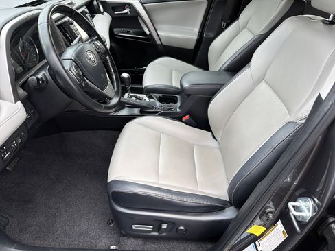 Used 2018 Toyota RAV4 Limited image 9