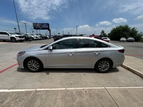 Used 2018 Hyundai Sonata SE FWD image 2