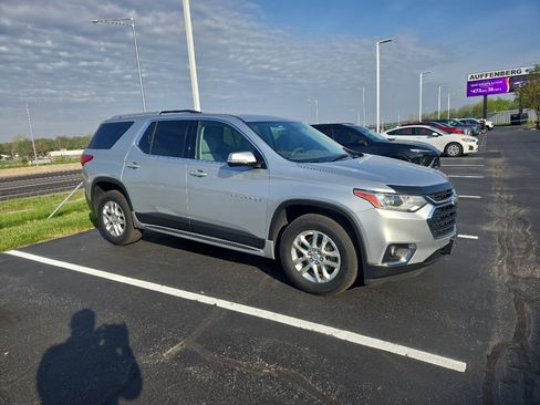 Used 2018 Chevrolet Traverse LT image 2