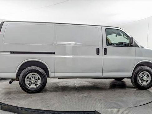Used 2021 Chevrolet Express 3500 w/ Driver Convenience Package RWD image 9