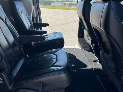 Used 2017 Chrysler Pacifica Touring-L FWD image 15