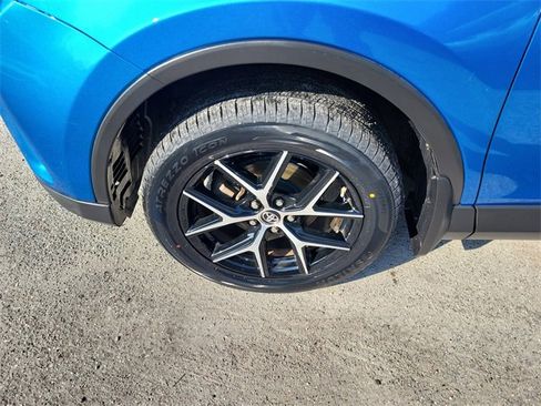 Used 2017 Toyota RAV4 SE image 5