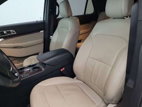 Used 2018 Ford Explorer Limited w/ Ford Safe & Smart Package FWD image 17