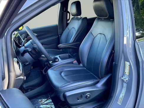 Used 2025 Chrysler Pacifica Select FWD image 23
