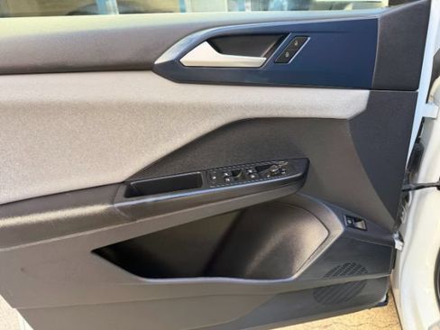 Used 2022 Volkswagen Taos SE w/ Panoramic Sunroof Package FWD image 21
