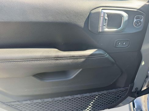 Used 2018 Jeep Wrangler Unlimited Sahara AWD/4WD image 16