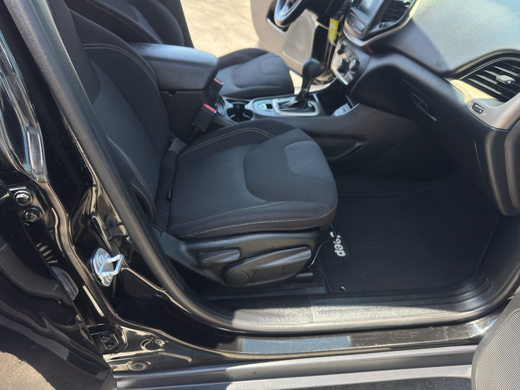Used 2017 Jeep Cherokee Latitude FWD image 23