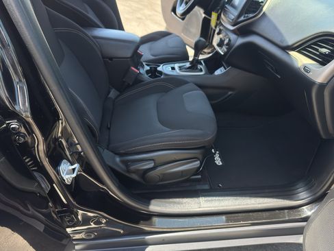 Used 2017 Jeep Cherokee Latitude FWD image 23