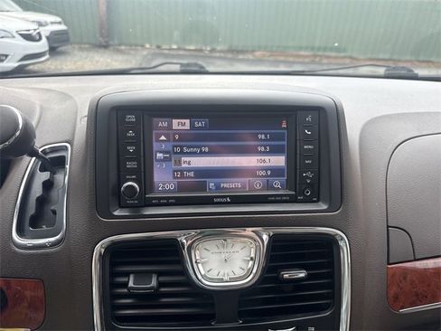 Used 2013 Chrysler Town & Country Touring image 16