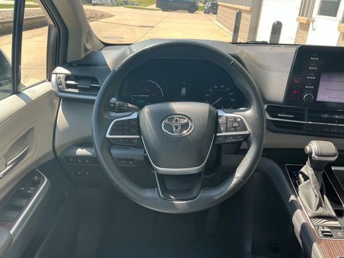 Used 2024 Toyota Sienna XLE w/ XLE Plus Package AWD/4WD image 12