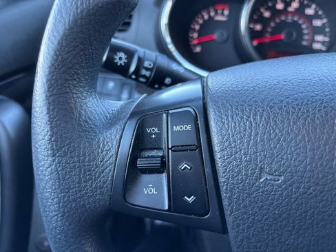 Used 2011 Kia Sorento LX w/ Convenience Pkg image 13