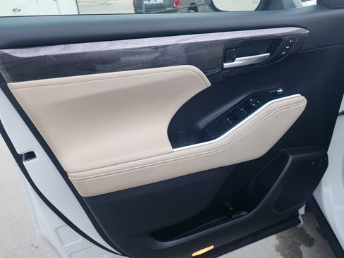 Used 2024 Toyota Highlander Platinum image 6