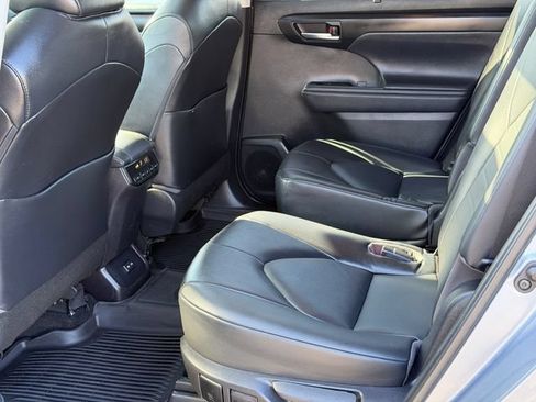 Used 2022 Toyota Highlander XLE FWD image 18