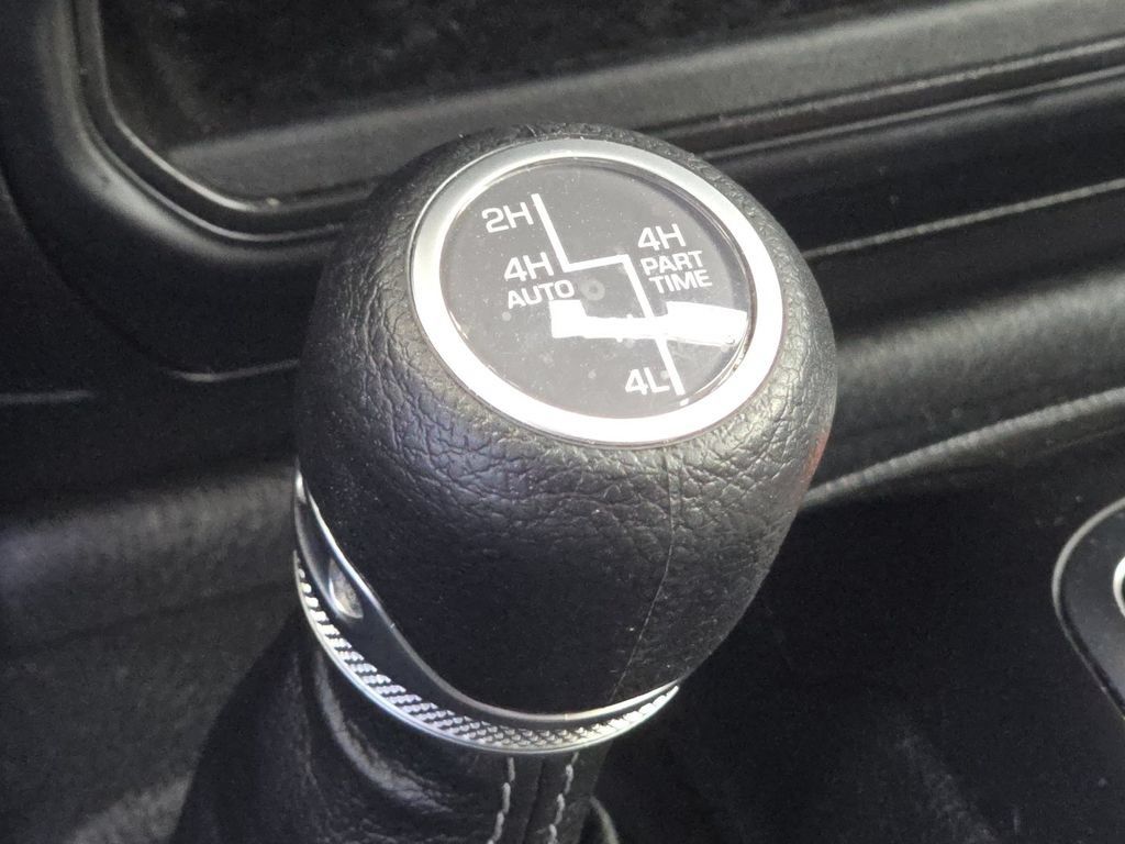Used 2024 Jeep Wrangler Unlimited Sahara AWD/4WD image 31
